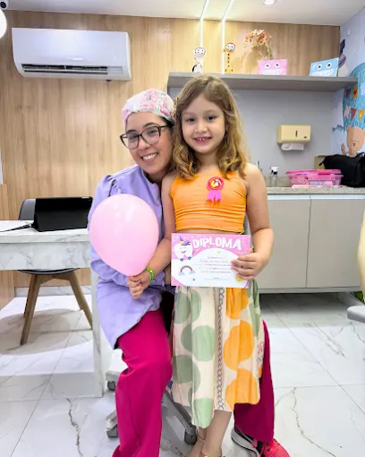 Missão cumprida 🎈 — Sanmede Kids, odontopediatria em Manaus Criança com balão e diploma após atendimento de odontopediatria em Manaus