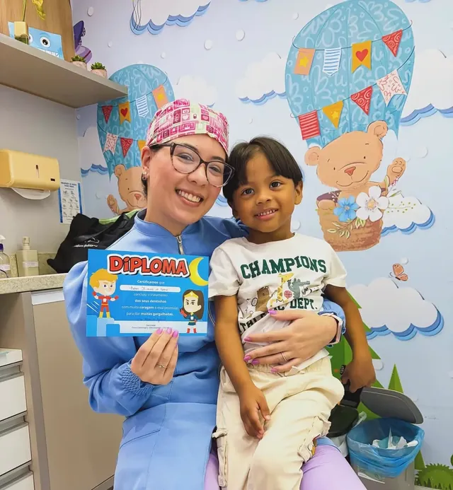Dentinhos tratados 🦷 — Sanmede Kids, odontopediatria em Manaus Criança com diploma de dentinhos tratados na clínica de odontopediatria Sanmede Kids em Manaus