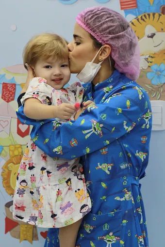 Primeira visita ✨ — Sanmede Kids, odontopediatria em Manaus Bebê no colo da odontopediatra da Sanmede Kids em Manaus durante a primeira consulta
