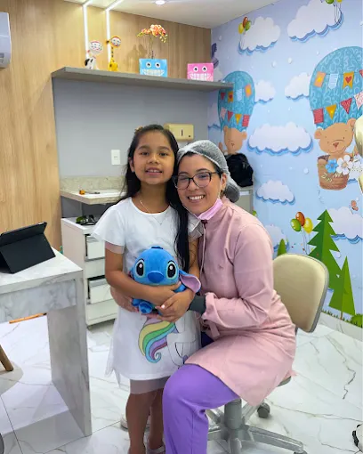 Consultório Cidade Nova — Sanmede Kids, odontopediatria em Manaus Menina sorrindo no consultório de odontopediatria da Sanmede Kids na Cidade Nova, Manaus